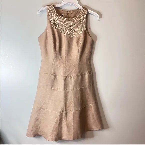 Ann Klein Sleeveless Dress Sz 6 Scoop Neck Embroidered Neckline Beige Fit Flare