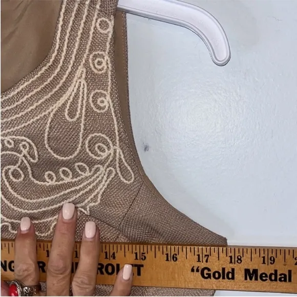 Ann Klein Sleeveless Dress Sz 6 Scoop Neck Embroidered Neckline Beige Fit Flare