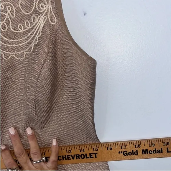 Ann Klein Sleeveless Dress Sz 6 Scoop Neck Embroidered Neckline Beige Fit Flare