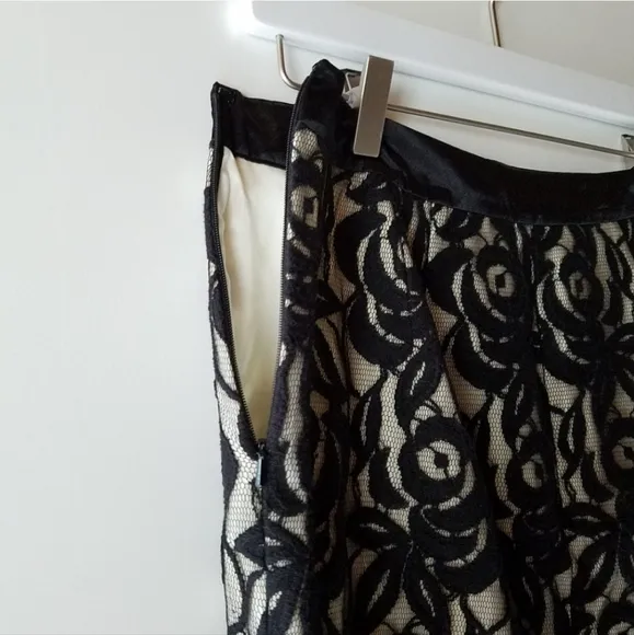 ANN TAYLOR Petites Black Foral Lace Pencil skirt size 8P
