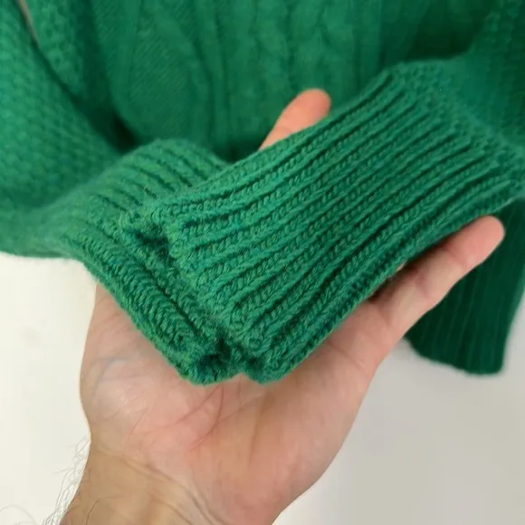 Beautiful green wool blended Chiaramente Sweater Size Medium made in Italy