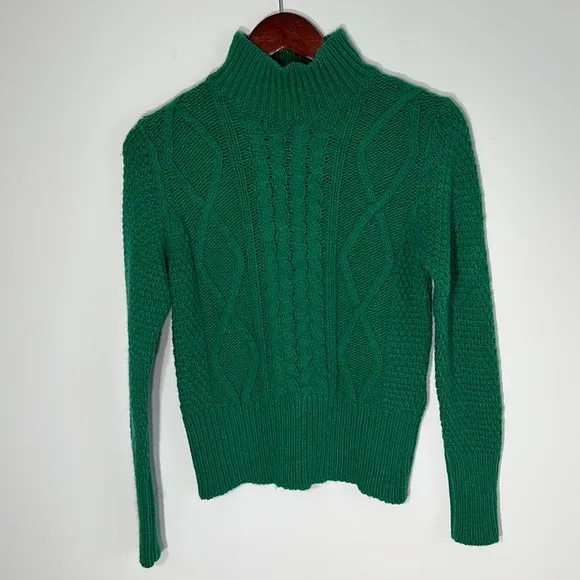 Beautiful green wool blended Chiaramente Sweater Size Medium made in Italy