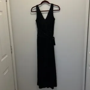 Betsey Johnson black sparkle sequin evening dress with ruffle v-neck size 4