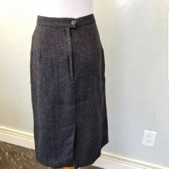 Briggs Petites mid length 100% wool pencil skirt size 8 (205)