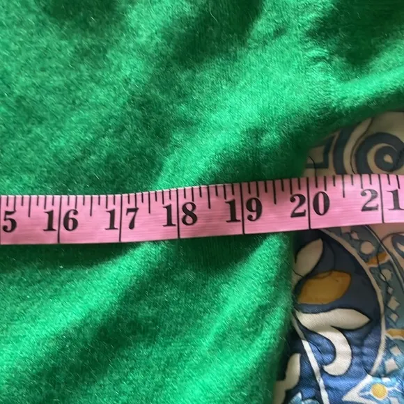 Emerald Green V-Neck Sweater with Fitted Silhouette