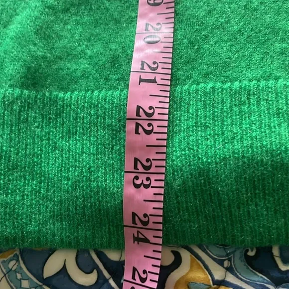 Emerald Green V-Neck Sweater with Fitted Silhouette