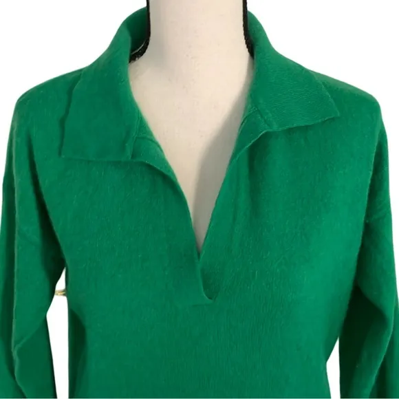 Emerald Green V-Neck Sweater with Fitted Silhouette
