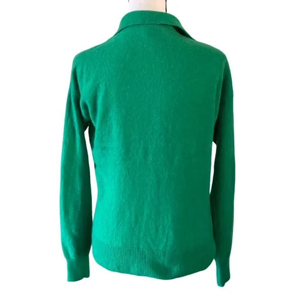Emerald Green V-Neck Sweater with Fitted Silhouette
