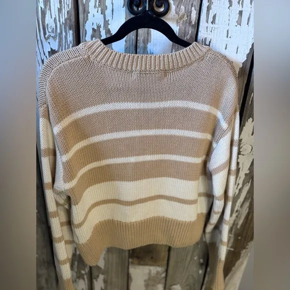 English Factory NWT Tan &amp; Cream V-Neck Sweater Size Medium