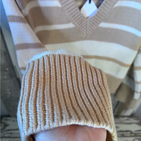English Factory NWT Tan &amp; Cream V-Neck Sweater Size Medium