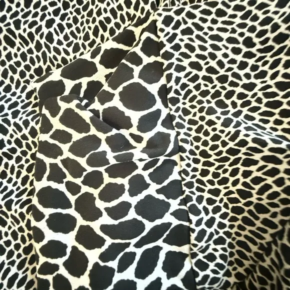 🎉Host Pick🎉Michael Kors Black &amp; White Animal Print Shift - Size large