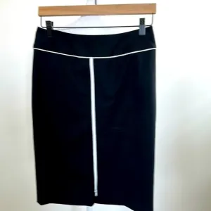 J’ENVIE NEW YORK. Black Pencil Skirt with white 18”zipper down front size 4