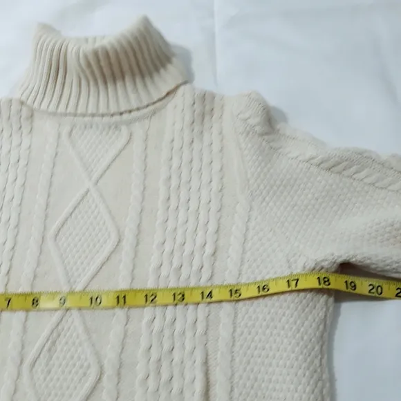 L.L.Bean Merino Wool Cable Knit Cream Turtleneck Sweater Size Large Regular