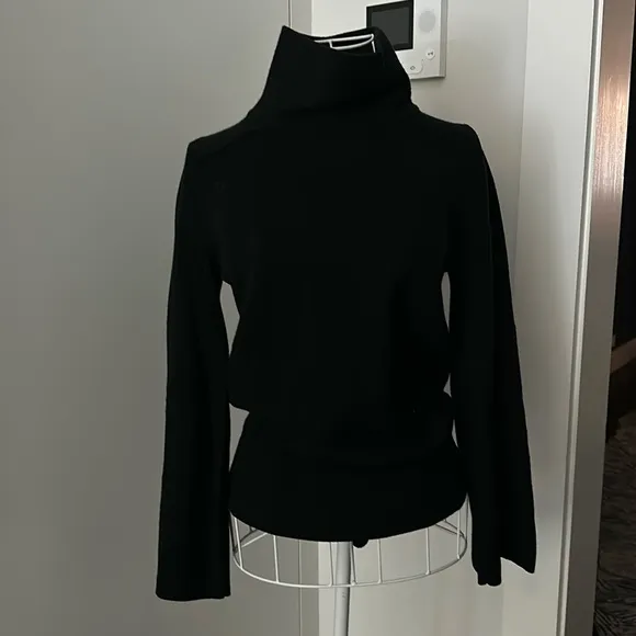Lululemon sweater barely worn perfect condition size 4