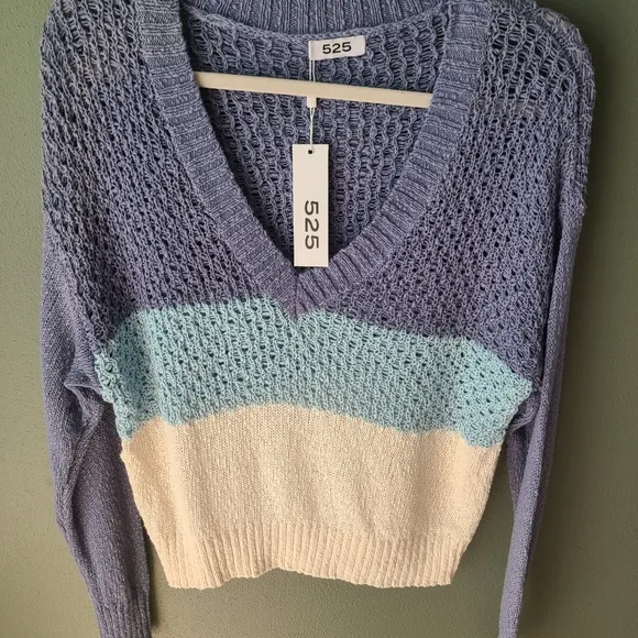 NWT 525 Popcorn V-Neck Pullover