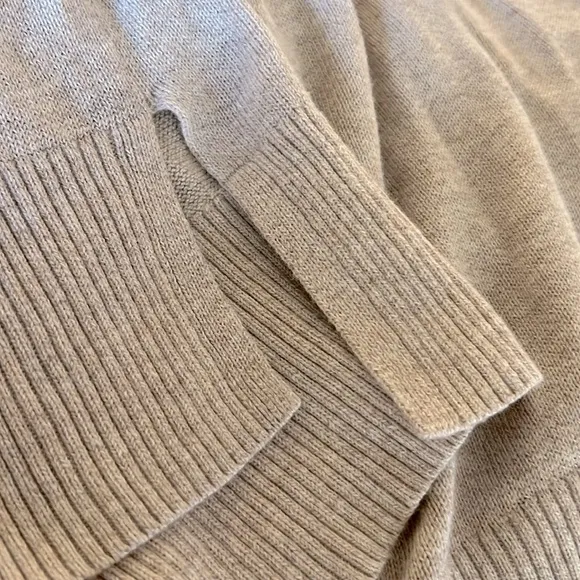 OLD NAVY • Women’s Oatmeal Beige V-Neck Tunic Sweater