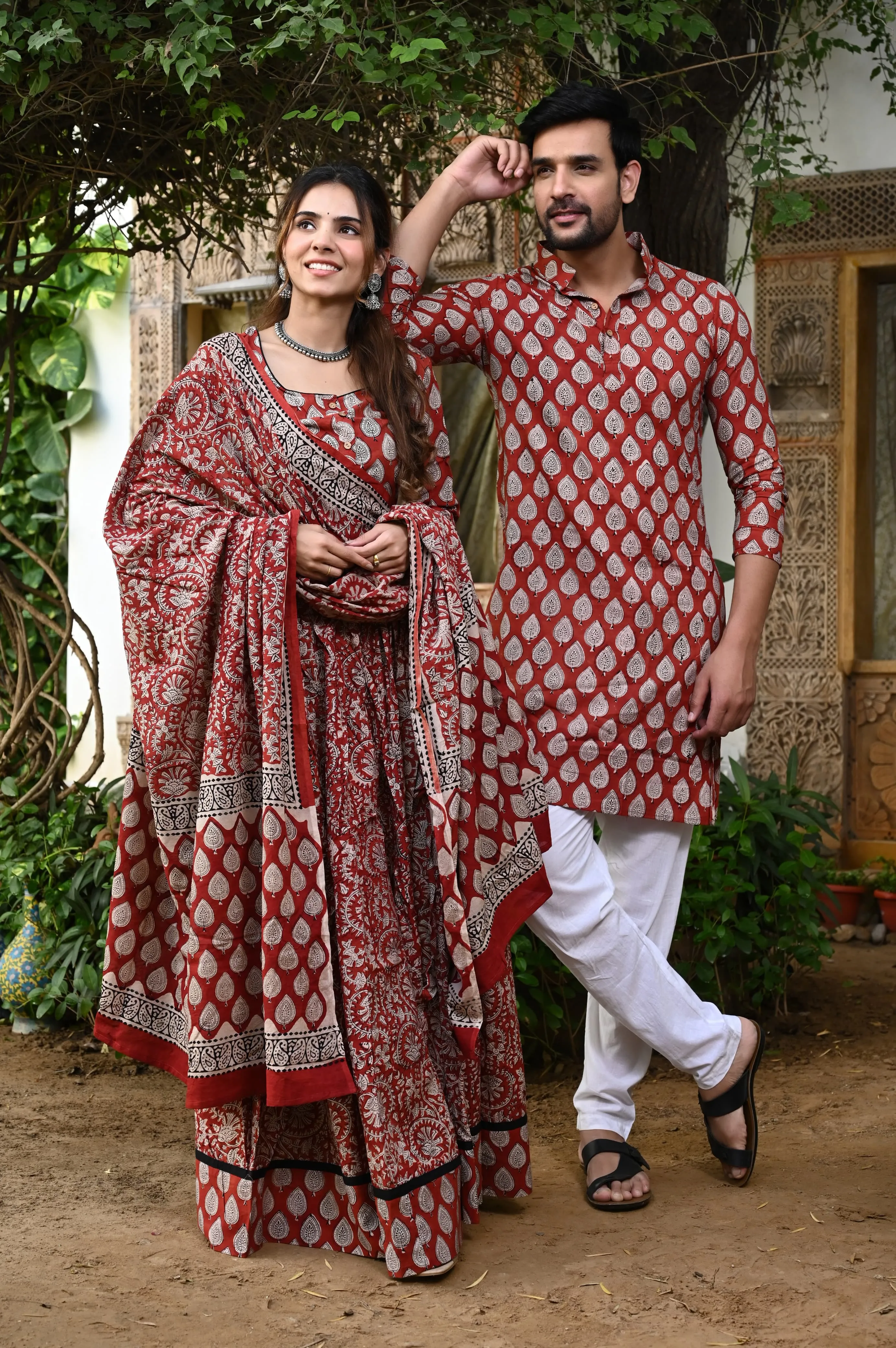 Red Color Twinning Couple Set In Flora