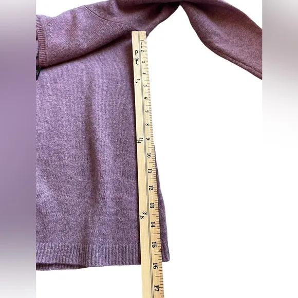 TAHARI 100% Cashmere Light Purple/Gray Heather V-Neck Sweater- Size Medium