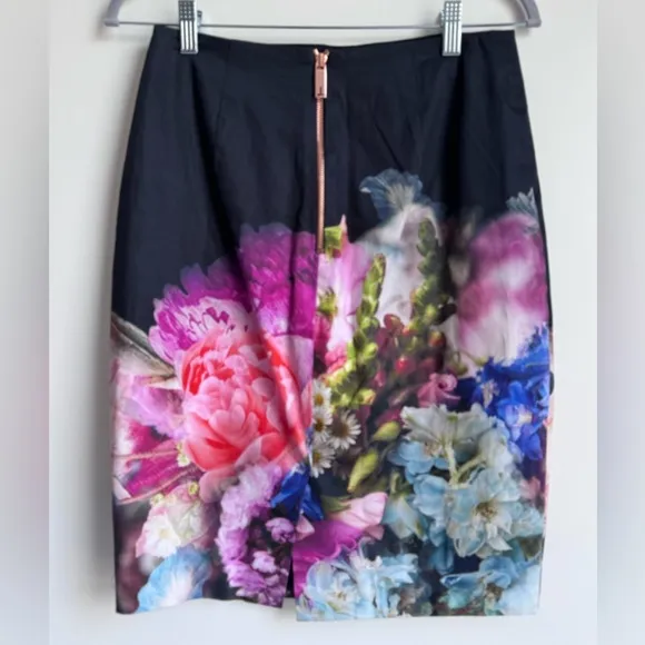 Ted Baker London Beautiful Focus Bouquet Floral Pencil Skirt US 6 Cotton Luxury