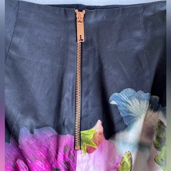 Ted Baker London Beautiful Focus Bouquet Floral Pencil Skirt US 6 Cotton Luxury
