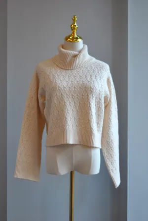 VANILLA TURTLENECK SWEATER