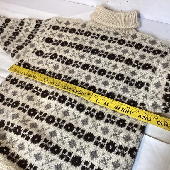 Vintage Women’s Alpine Ski Turtleneck Sweater size medium