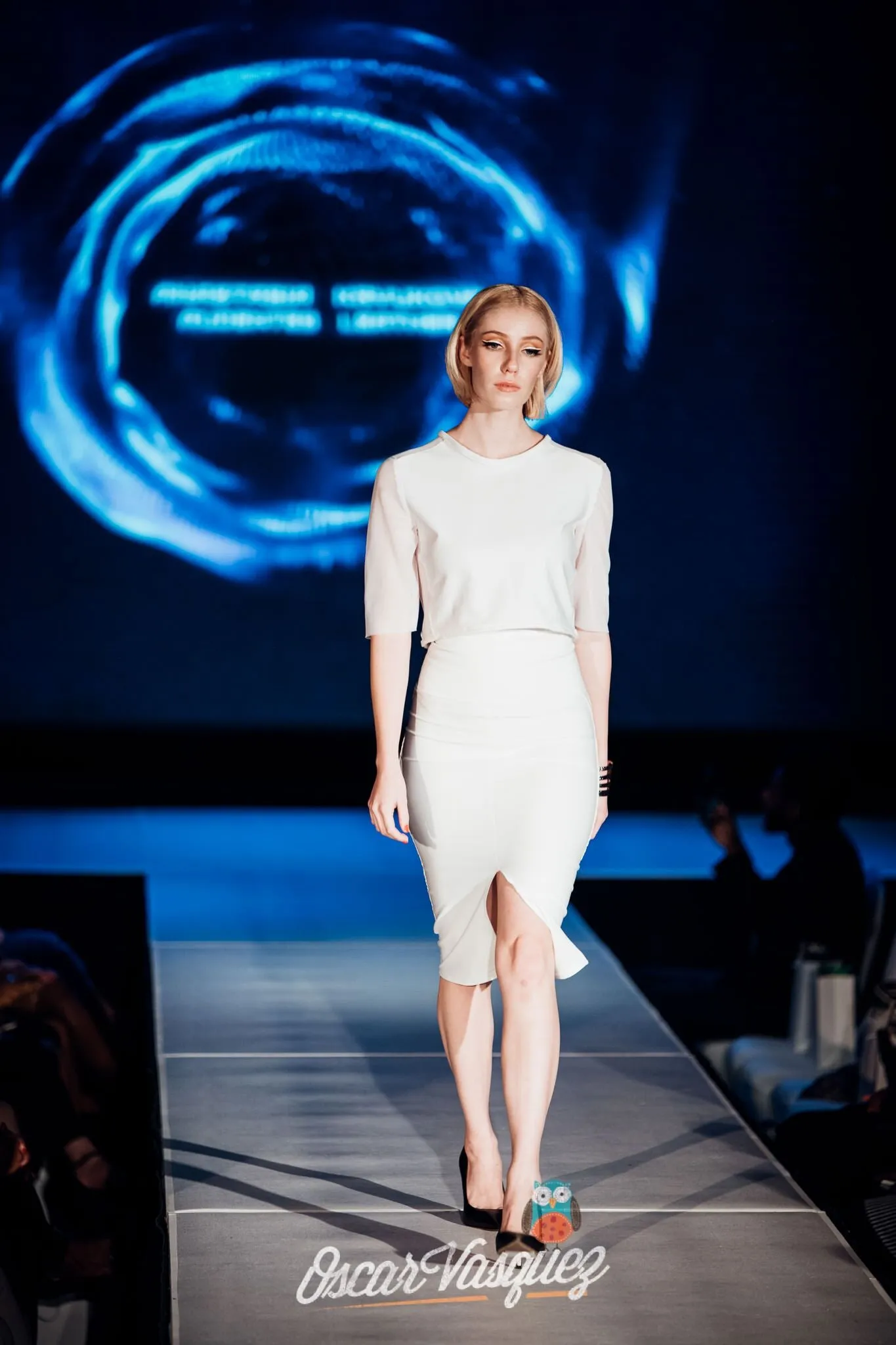White Mesh Curve Pencil Skirt