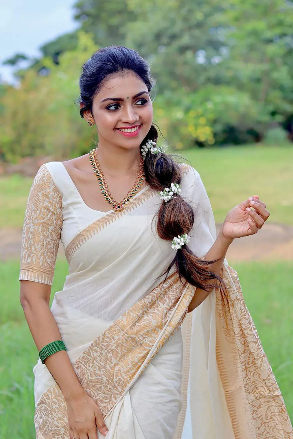 White Silk Saree With Zari Weaving Work