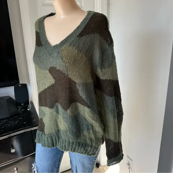 WOODEN SHIPS CAMOUFLAGE V NECK LIGHTWEIGHT SWEATER