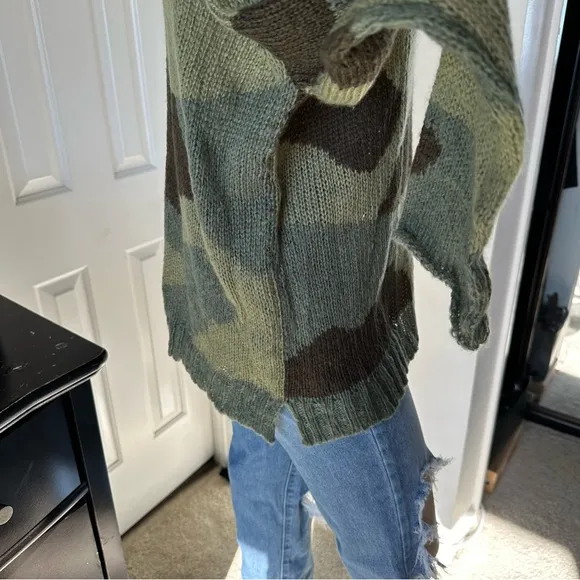 WOODEN SHIPS CAMOUFLAGE V NECK LIGHTWEIGHT SWEATER