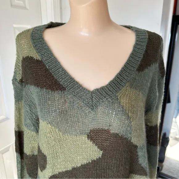 WOODEN SHIPS CAMOUFLAGE V NECK LIGHTWEIGHT SWEATER