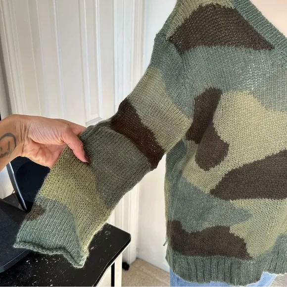 WOODEN SHIPS CAMOUFLAGE V NECK LIGHTWEIGHT SWEATER