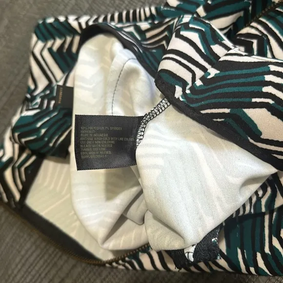 Worthington || Tropical Zipper Pull Pencil Skirt